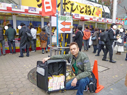 大阪駅前第4ビル特設売場で年末ジャンボ宝くじ購入代行サービス風景