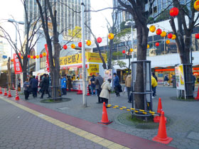 多くのお客さんで混雑している大阪駅前第４ビル特設売場