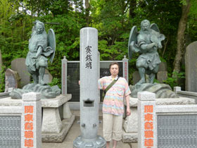 高尾山名物の天狗像で記念撮影
