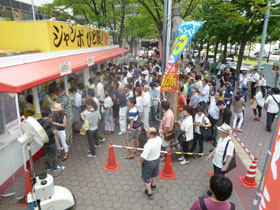 多くのお客さんが詰めかけてくる大阪駅前第４ビル特設売場