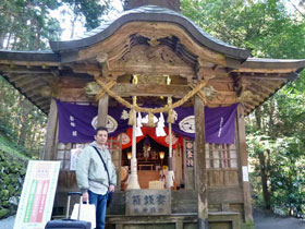 金持神社の拝殿の前で参拝記念の写真