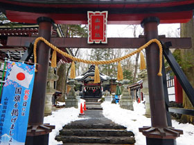 山神社の神額が彫られた鳥居