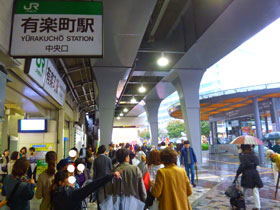 大雨だけど多くの人出がある有楽町駅中央口