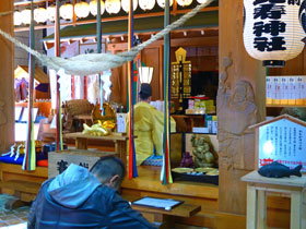 大前恵比寿神社の灯篭が掛かった奥には祭壇