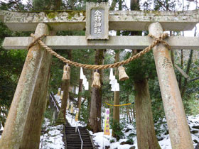 雪が残っている金持神社の鳥居