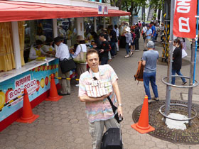 大阪駅前第4ビル特設売場の前で今日買ったサマージャンボ宝くじを抱えてポーズを決める