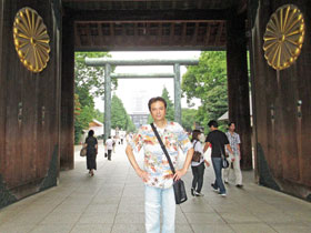 2つの菊花の御紋章が取り付けられている神門で記念撮影