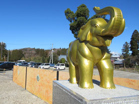 長福寿寺の参道入口に鎮座する金色の像