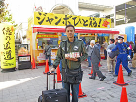 大阪駅前第4ビル特設売場の前で今日買ったハロウィンジャンボ宝くじを持って記念撮影