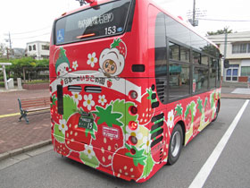 真岡駅を走るいちごのバス