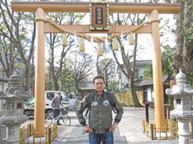 蛇窪神社の金色の鳥居で記念撮影