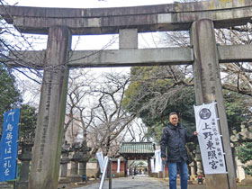 上野東照宮の鳥居で記念撮影