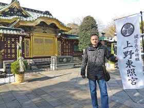 唐門の前で上野東照宮ののぼりで記念撮影