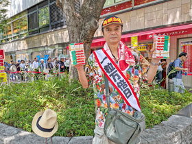 �����̑O�ō����������T�}�[�W�����{�󂭂��������ċL�O�B�e